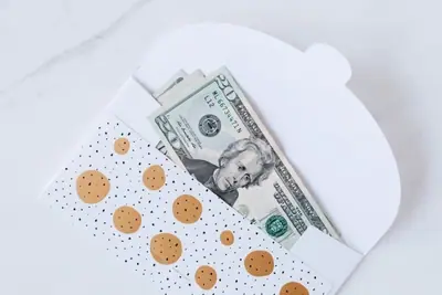 How Much to Give for a Wedding Gift (In Cash, 2022)
